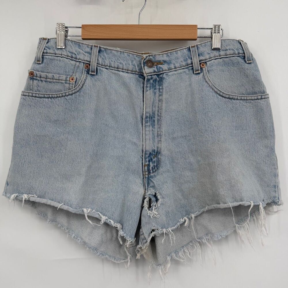 Vintage Levi’s 560 Loose Fit Cutoff Denim Shorts Light Wash Frayed Hem W36